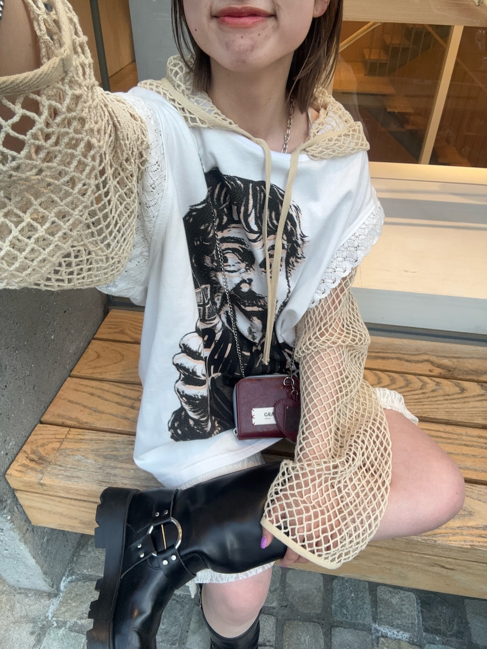 ホワイト系のTシャツ/カットソー、ベージュ系のTシャツ/カットソー、ホワイト系のその他パンツを着用したレディースの春コーディネートの4枚目の写真