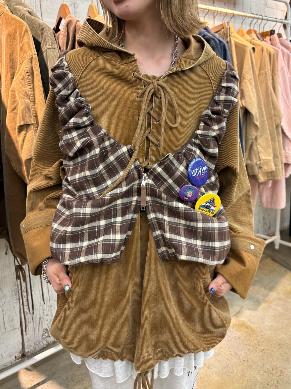 ブラウン系のベスト、グレー系のその他パンツ、ブラック系のサンダルを着用したレディースの夏コーディネートの4枚目の写真