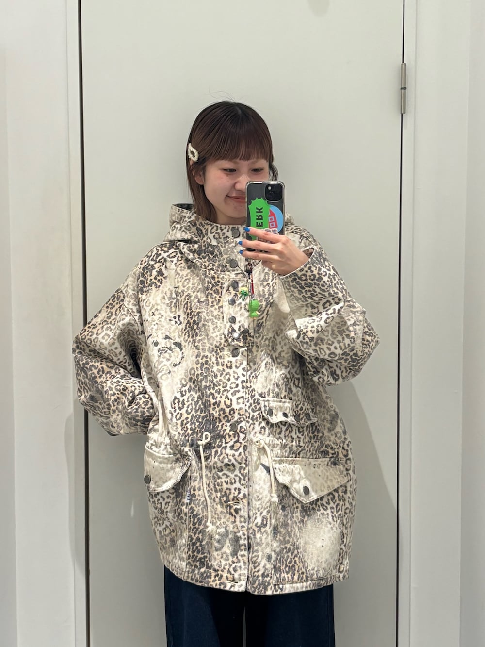 ブラウン系のデニムジャケット、ブルー系のデニムパンツを着用したレディースの春コーディネートの2枚目の写真