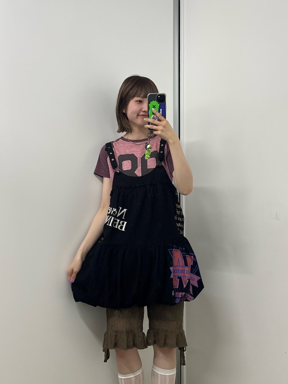 レッド系のTシャツ/カットソー、ブラック系のチュニック、グリーン系のその他パンツを着用したレディースの春コーディネートの2枚目の写真