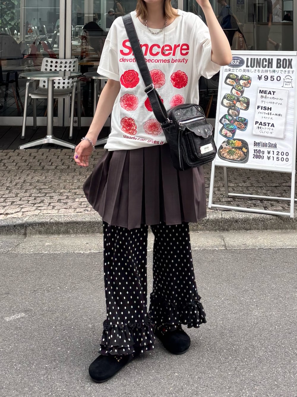 ホワイト系のTシャツ/カットソー、グレー系のチュニック、ブラック系のその他パンツを着用したレディースの夏コーディネートの2枚目の写真