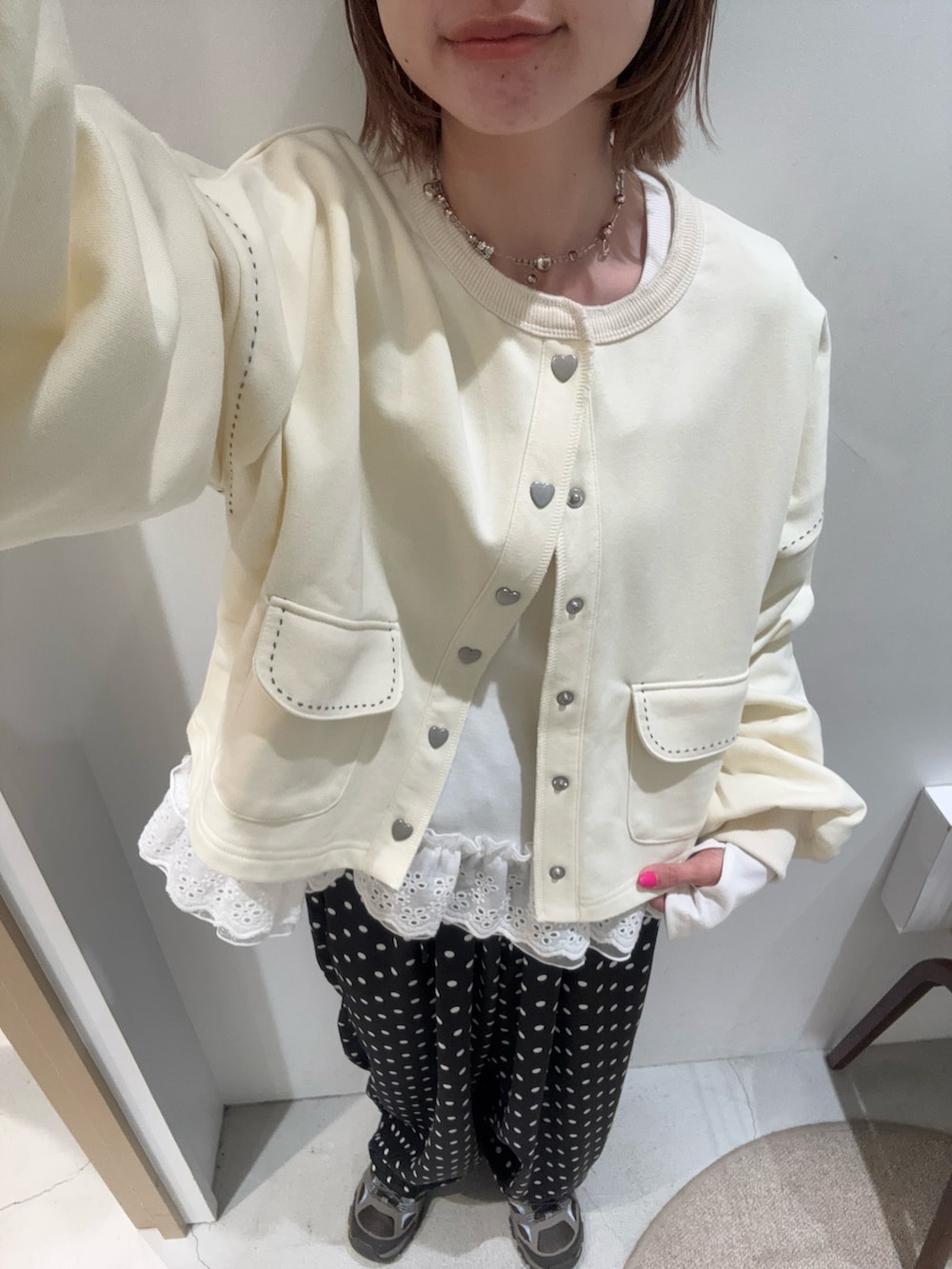 ホワイト系のTシャツ/カットソー、ホワイト系のTシャツ/カットソー、ブラック系のその他パンツを着用したレディースの冬コーディネートの2枚目の写真