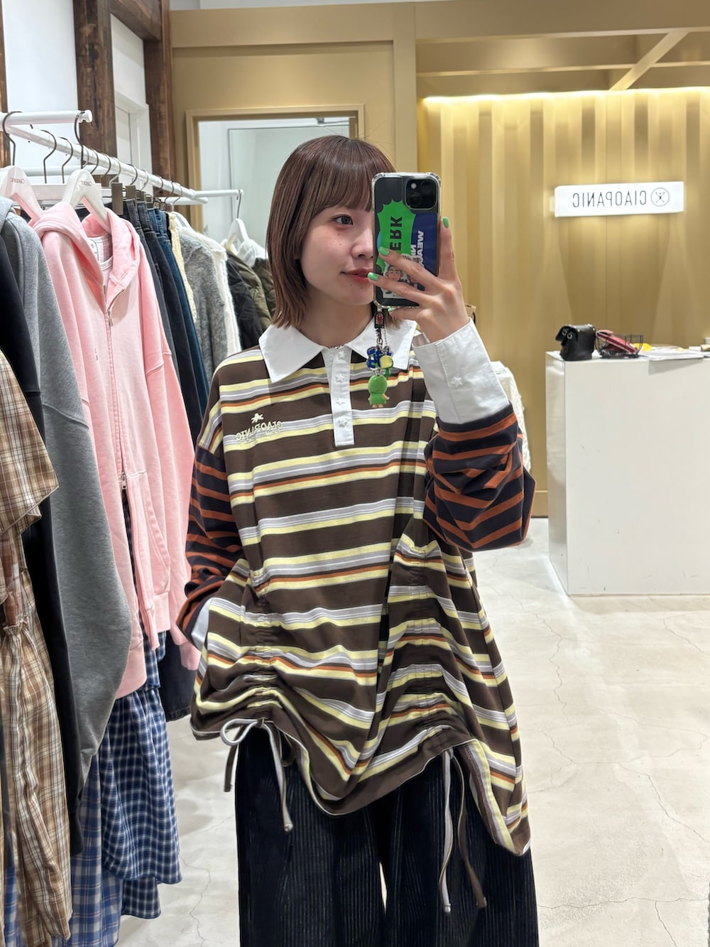 ブラウン系のTシャツ/カットソー、グレー系のデニムパンツを着用したレディースの春コーディネートの2枚目の写真