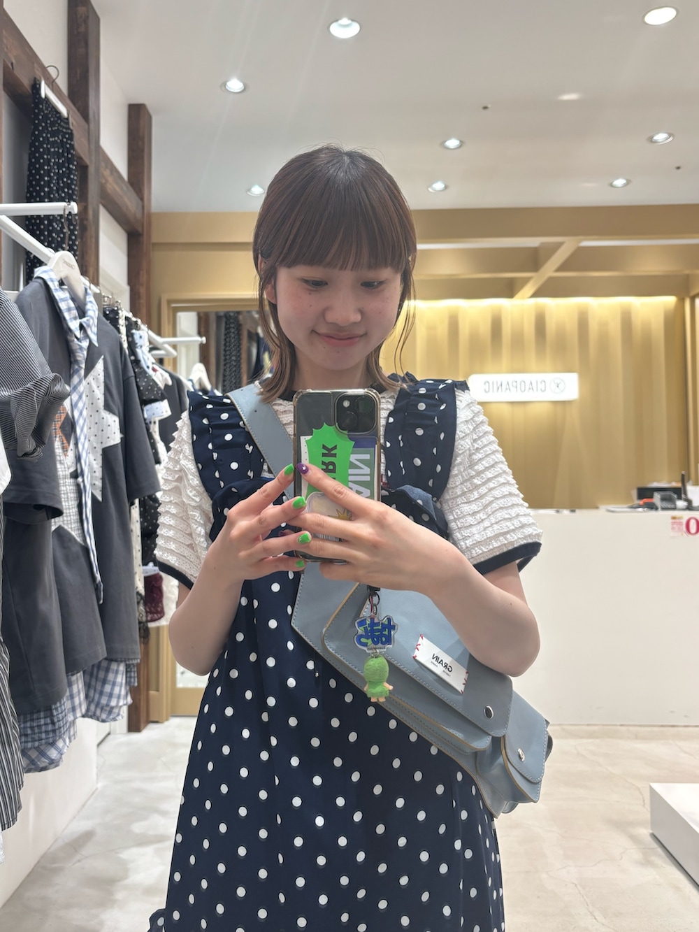 ブルー系のサロペット/オーバーオール、ホワイト系のTシャツ/カットソー、ブルー系のベルトを着用したレディースの夏コーディネートの2枚目の写真
