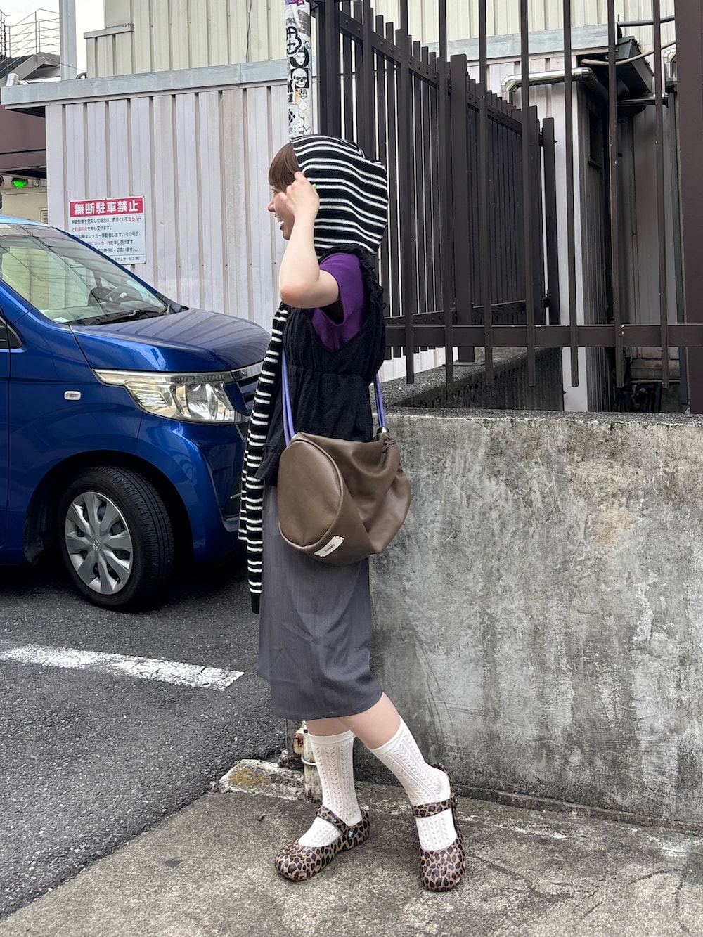 ブラック系のシャツ/ブラウス、パープル系のTシャツ/カットソー、ブラック系のストール/ショールを着用したレディースの夏コーディネートの2枚目の写真
