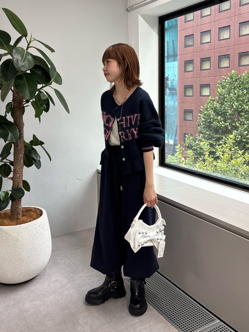 ブルー系のニット/セーター、ブルー系のその他パンツ、ホワイト系のショルダーバッグを着用したレディースの秋コーディネートの2枚目の写真