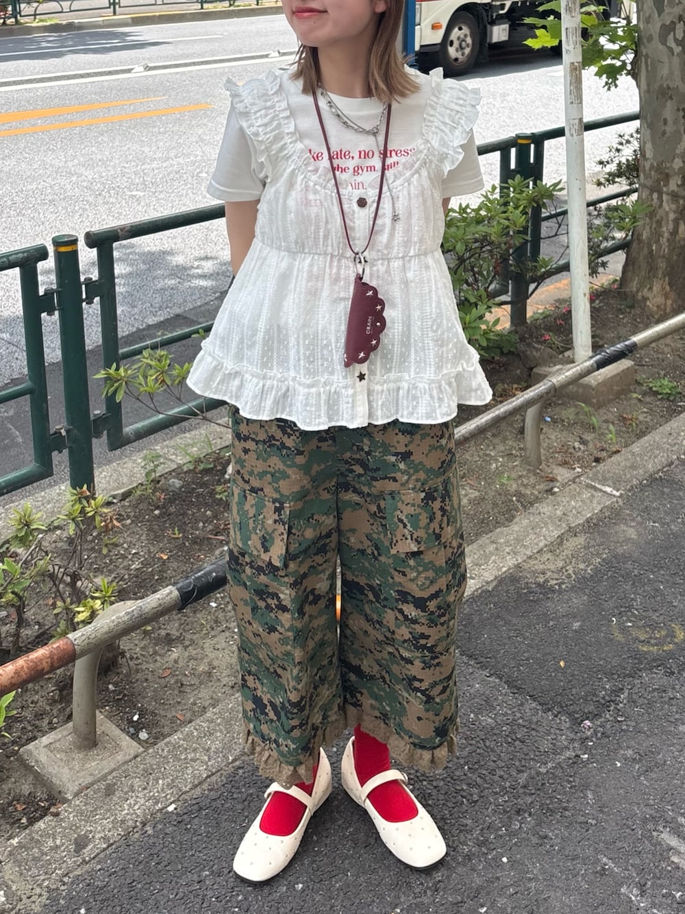 ホワイト系のTシャツ/カットソー、ホワイト系のシャツ/ブラウス、グリーン系のその他パンツを着用したレディースの夏コーディネートの2枚目の写真