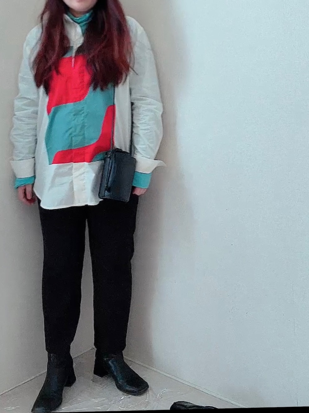 オレンジ系のシャツ/ブラウス、ブラック系のショルダーバッグ、ブラック系のその他パンツを着用したレディースの春コーディネートの2枚目の写真