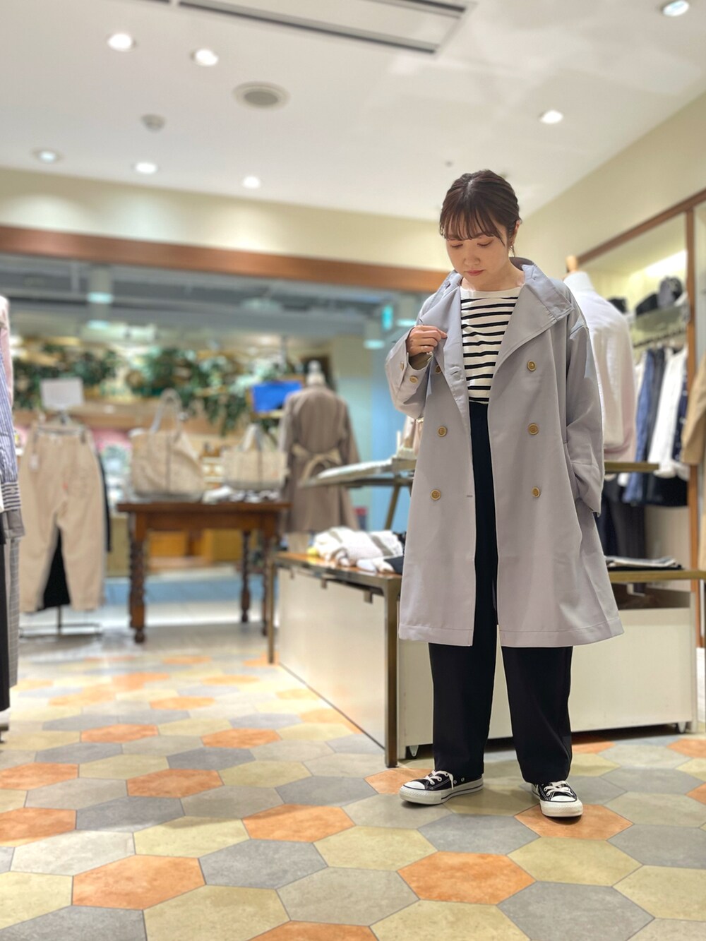 「マニッシュ、春アウター、休日コーデ、pou dou dou、パンツスタイル、春服、春コーデ、低身長、低身長コーデ、プードゥドゥ」｜「POU DOU DOUのポリエステルソフトギャバスタンドカラーコート（トレンチコート、ブルー系）」を使った、yacchiさん（レディース・149cm）の冬コーディネートの2枚目の写真