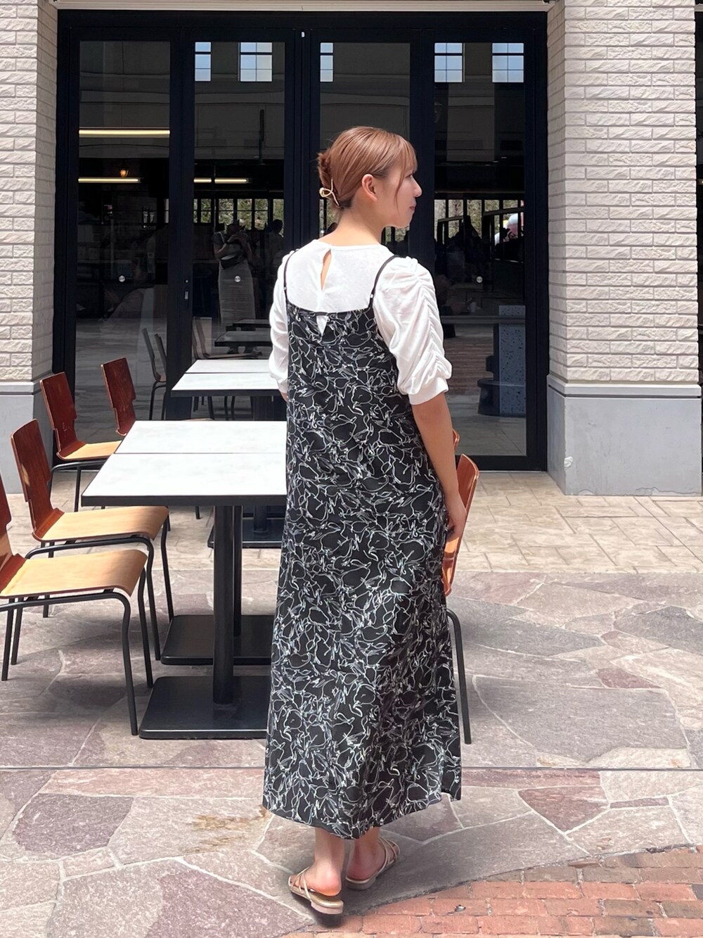 ホワイト系のTシャツ/カットソー、ブラック系のワンピース、ベージュ系のショルダーバッグを着用したレディースの夏コーディネートの3枚目の写真