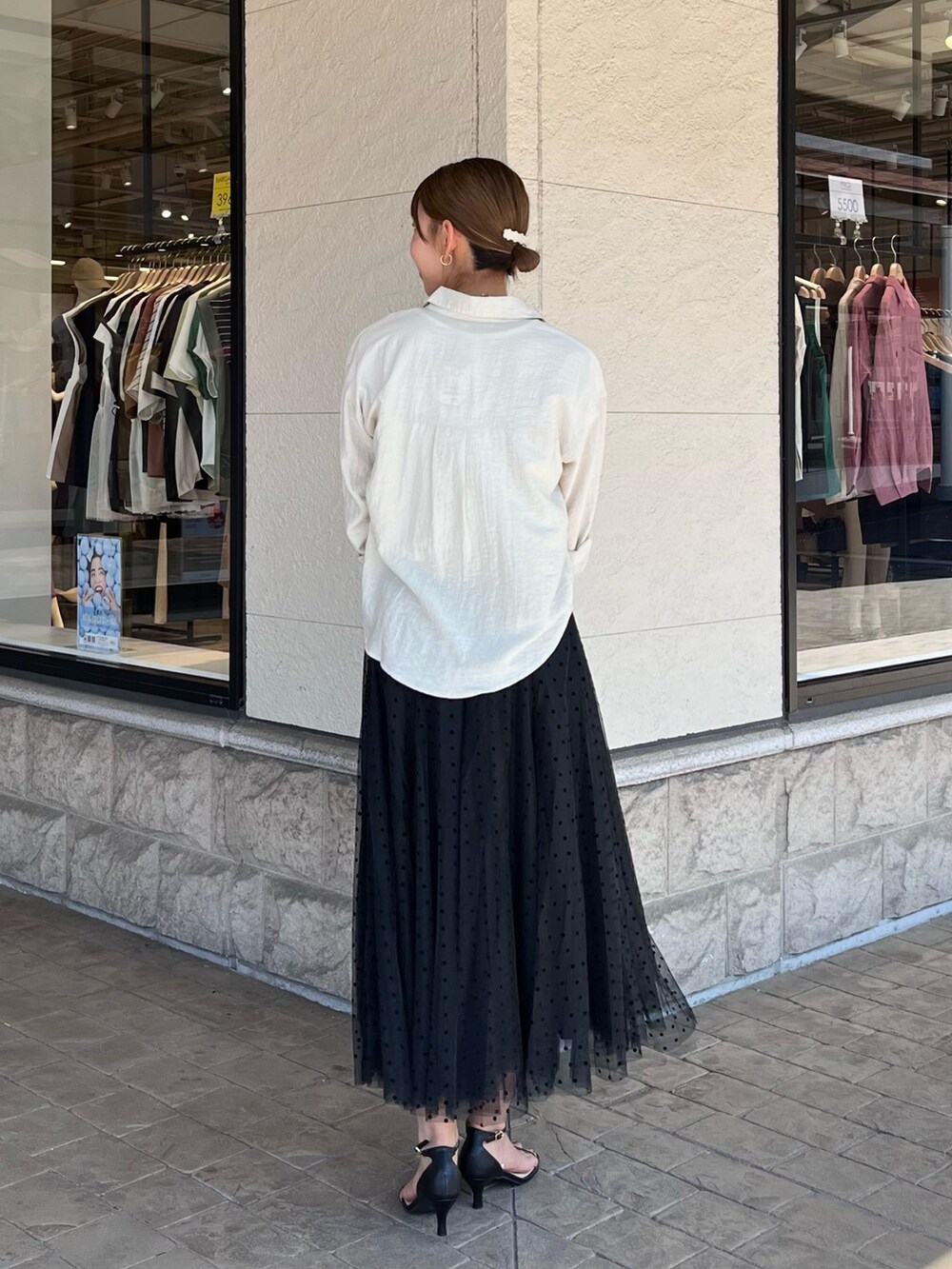 ホワイト系のシャツ/ブラウス、ホワイト系のTシャツ/カットソー、レッド系のトートバッグを着用したレディースの夏コーディネートの2枚目の写真