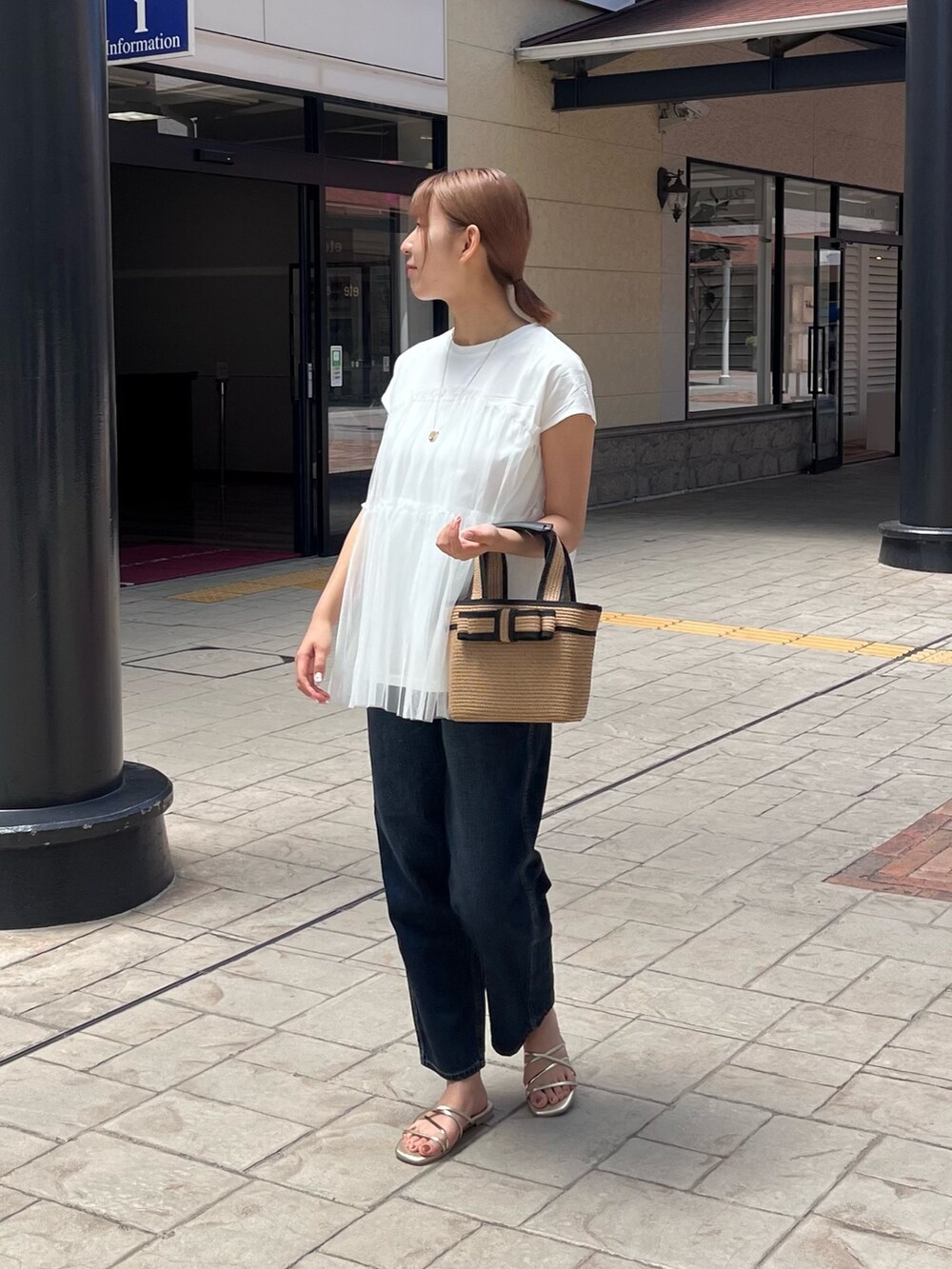 ホワイト系のTシャツ/カットソー、ブルー系のデニムパンツ、ゴールド系のサンダルを着用したレディースの夏コーディネートの2枚目の写真