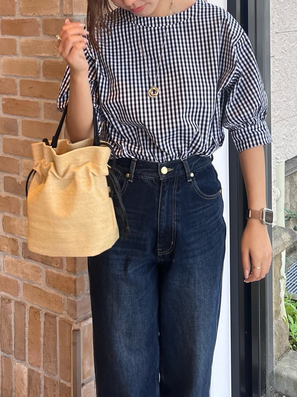 その他のトップス、ベージュ系のトートバッグ、ブルー系のデニムパンツを着用したレディースの春コーディネートの3枚目の写真