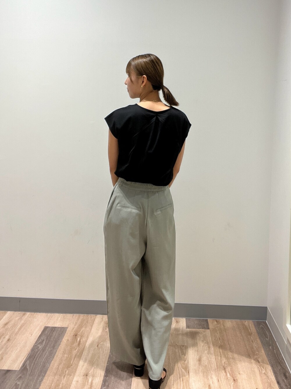 ブラック系のTシャツ/カットソー、グリーン系のその他パンツ、レッド系のトートバッグを着用したレディースの夏コーディネートの3枚目の写真