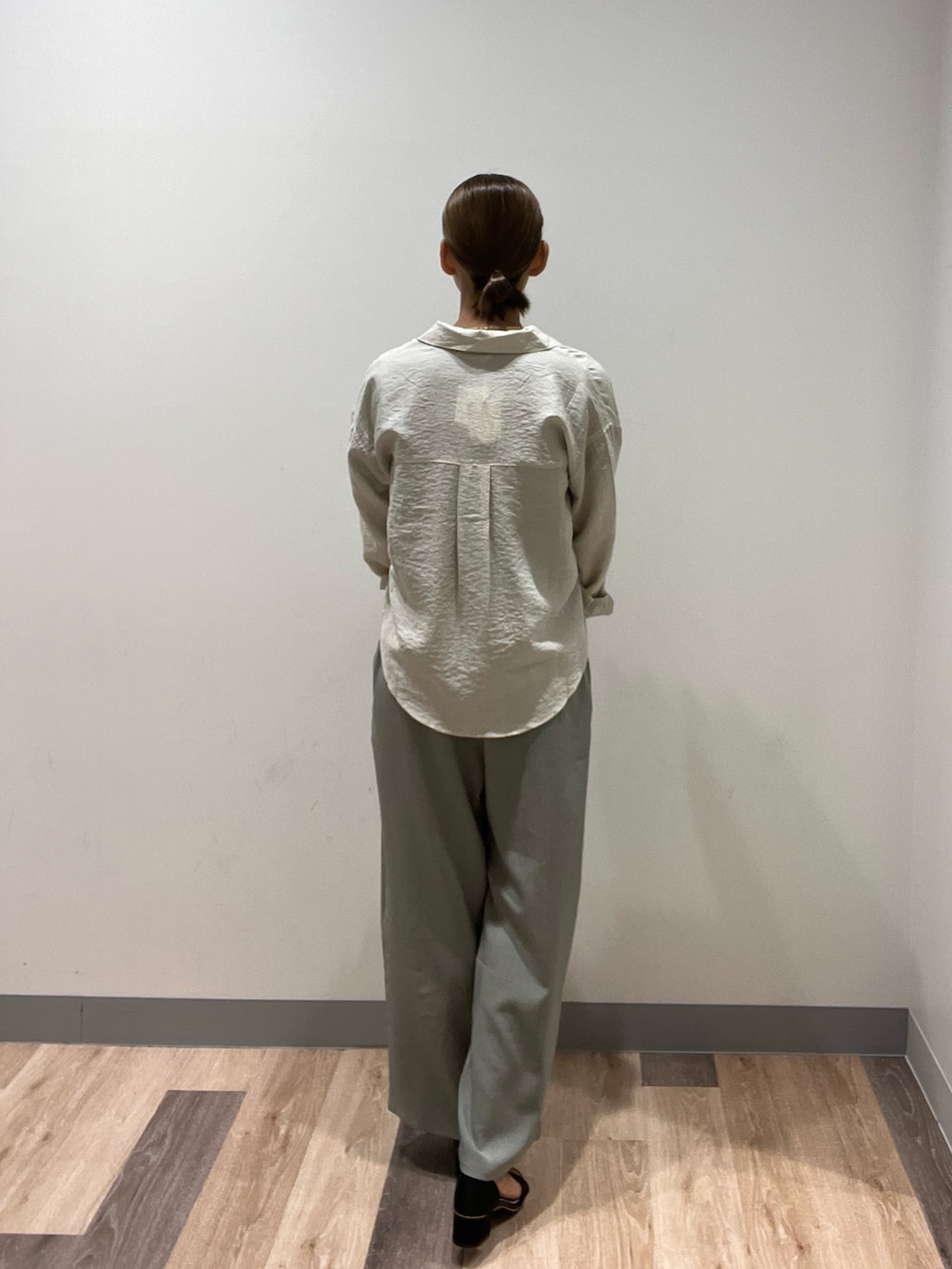 「レーヨンシャツ、Tシャツ、ロゴT、ワイドパンツ、おでかけコーデ、プチプラ、プチプラコーデ、二の腕カバー、高身長女子、高身長コーデ、骨格ナチュラル、イエベ秋」｜「Chez toiのレーヨンリネンシャツ（シャツ/ブラウス、ホワイト系）」を使った、いつきさん（レディース・164cm）の夏コーディネートの2枚目の写真