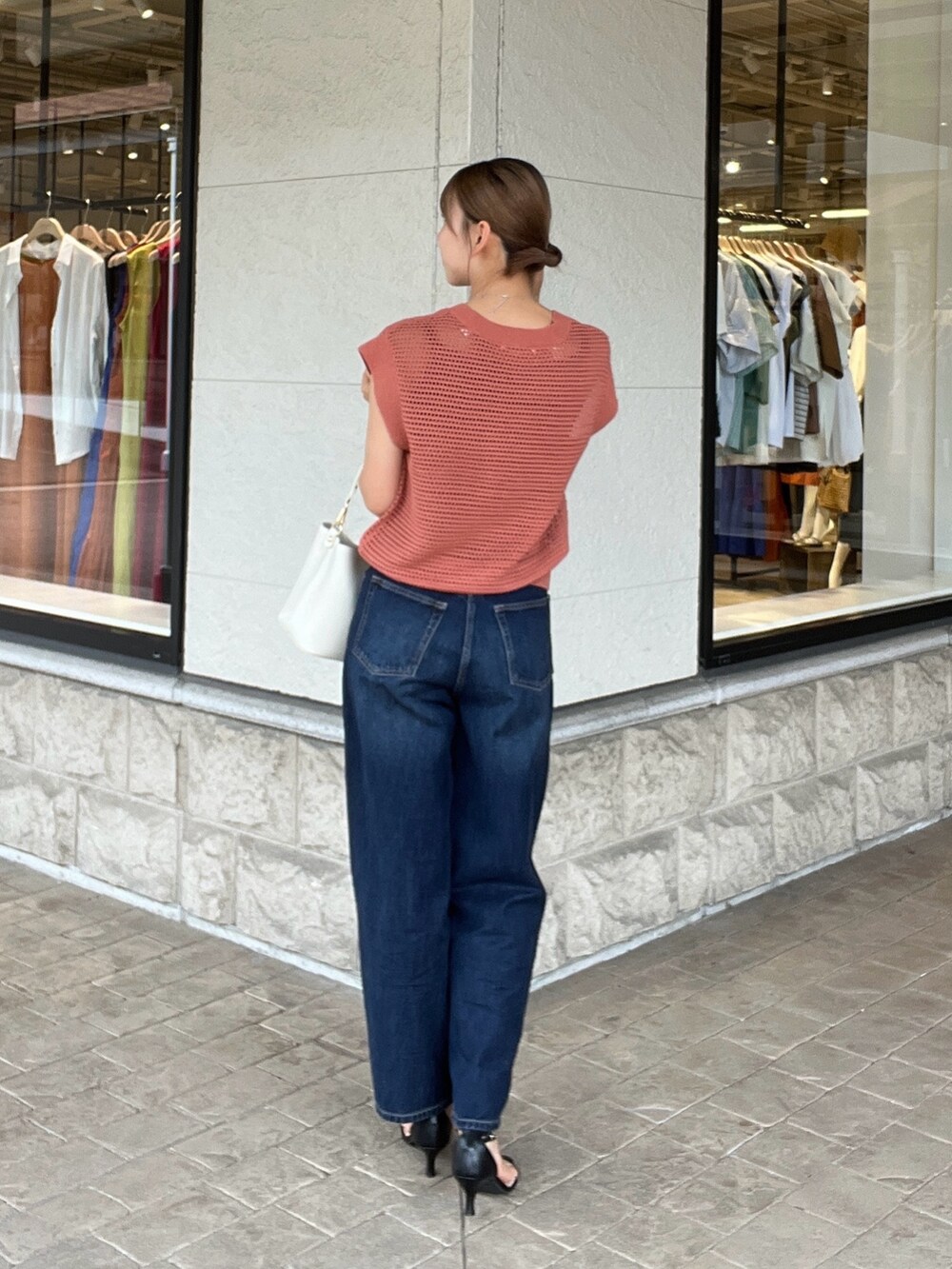 「cheztoi、シェトワ(Chez toi)、コットンニット、メッシュニット、ピンク、サマーニット、デニム、デニムパンツ、お出かけコーデ、骨格ナチュラル、イエベ秋、高身長女子、高身長コーデ」｜「Chez toiのコットンメッシュニットフレンチスリーブプルオーバー（ニット/セーター、ピンク系）」を使った、いつきさん（レディース・164cm）の夏コーディネートの2枚目の写真