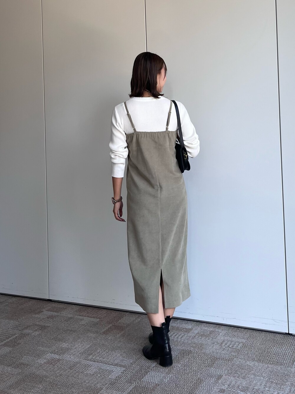 「ワンピース、ワンピーススタイル、着回しコーデ、ニット、高身長女子、高身長、高身長コーデ、秋コーデ」｜「Chez toiのIラインキャミワンピース×ニットプルオーバー（ワンピース、ベージュ系）」を使った、いつきさん（レディース・164cm）の秋コーディネートの2枚目の写真