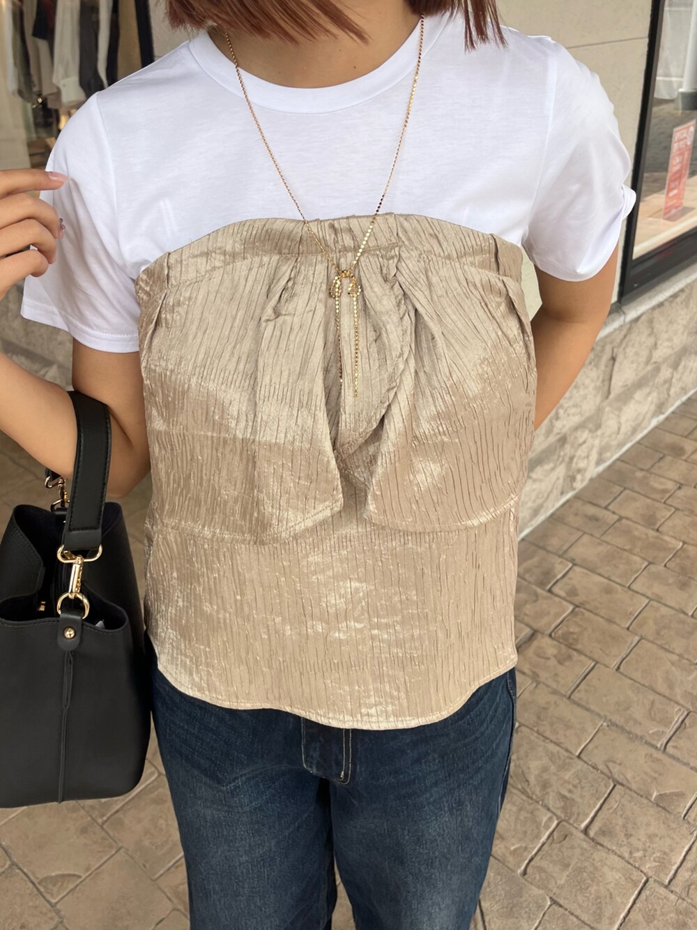 ベージュ系のTシャツ/カットソー、ブルー系のデニムパンツ、ゴールド系のサンダルを着用したレディースの春コーディネートの3枚目の写真