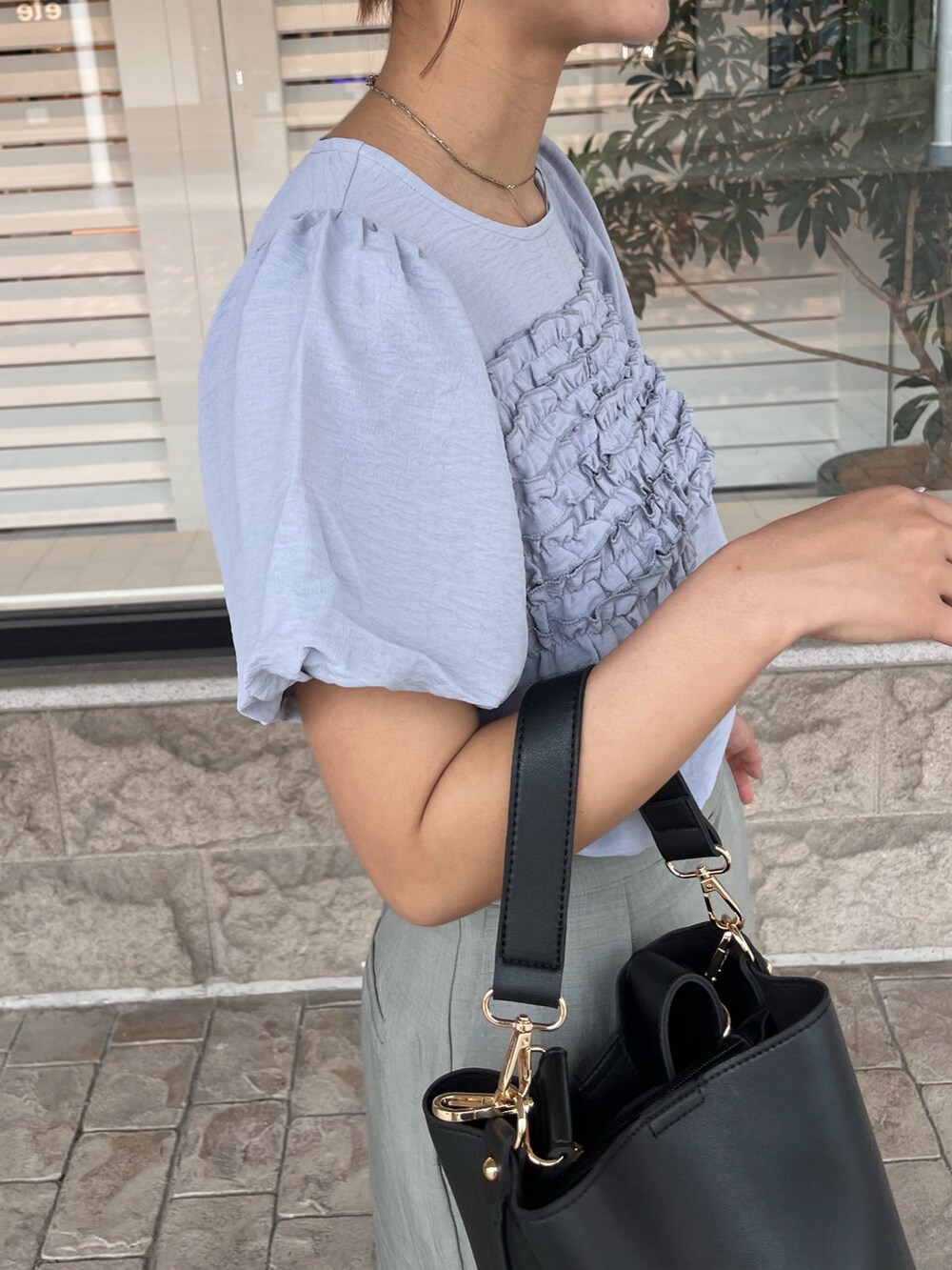 ブルー系のシャツ/ブラウス、グリーン系のその他パンツ、ブラック系のショルダーバッグを着用したレディースの夏コーディネートの4枚目の写真