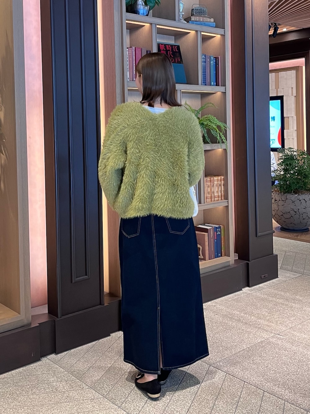 グリーン系のカーディガン/ボレロ、ホワイト系のTシャツ/カットソー、ブルー系のスカートを着用したレディースの夏コーディネートの2枚目の写真