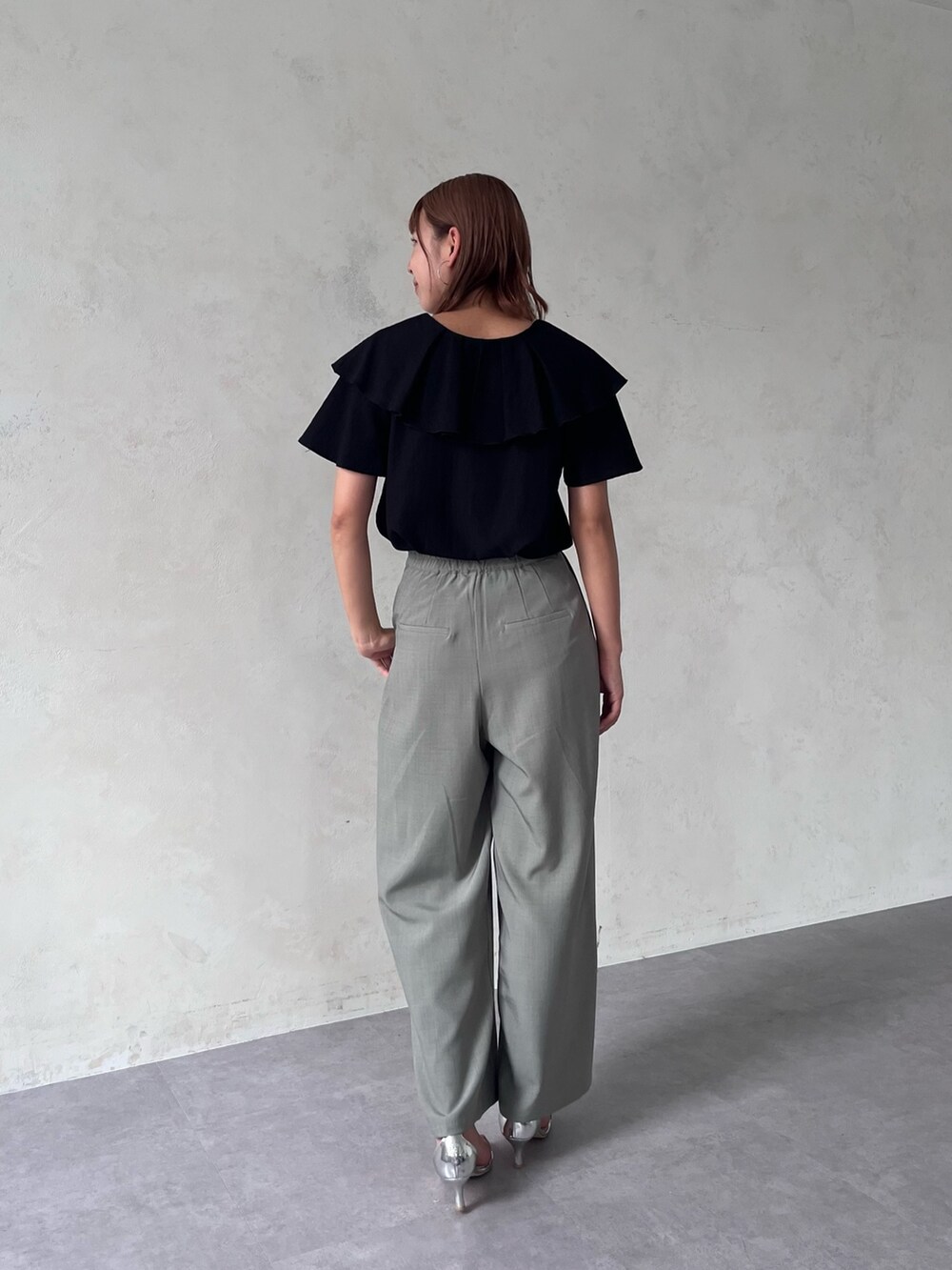 ブラック系のシャツ/ブラウス、グリーン系のその他パンツ、シルバー系のサンダルを着用したレディースの夏コーディネートの2枚目の写真