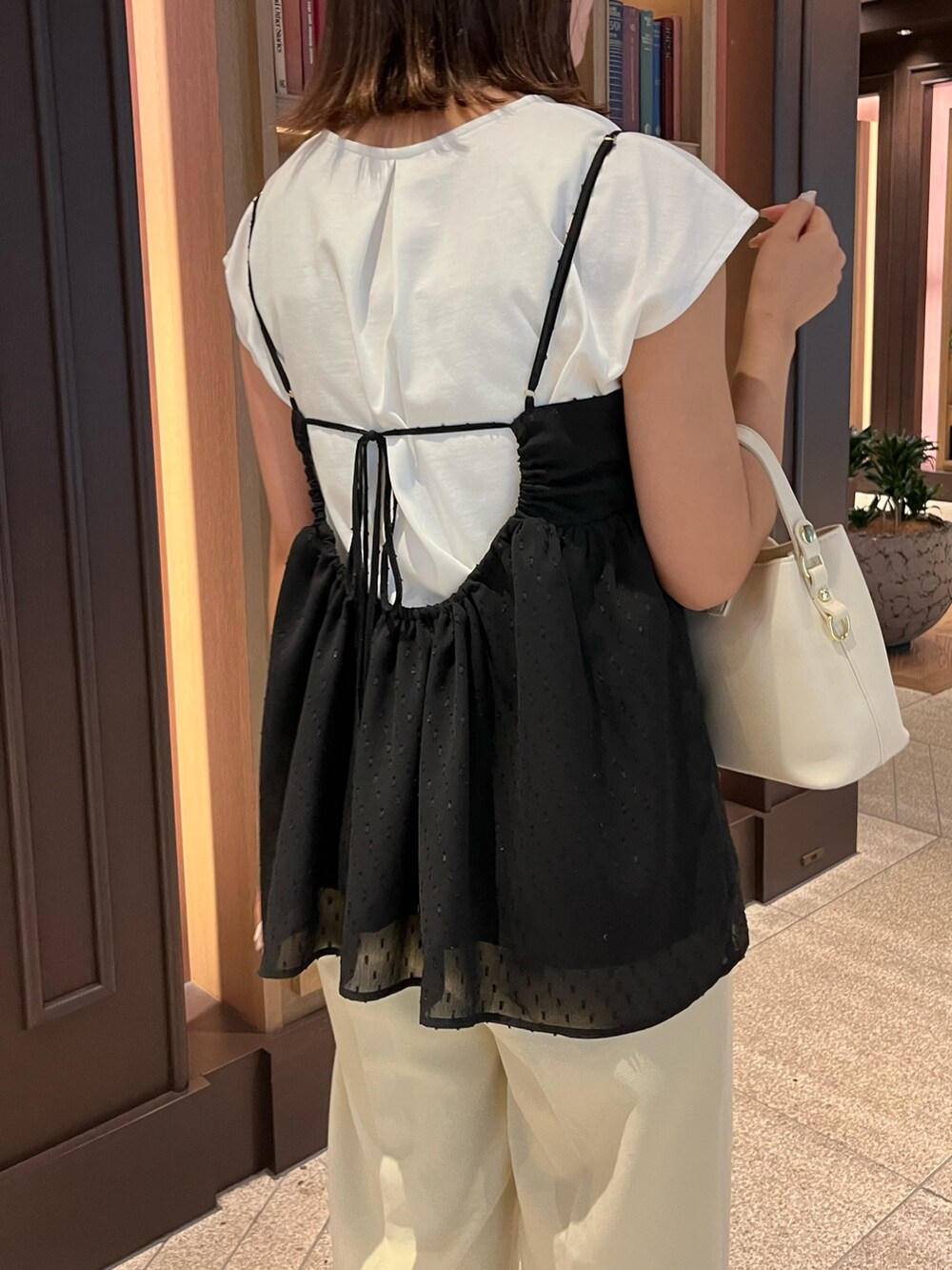 ホワイト系のTシャツ/カットソー、ブラック系のシャツ/ブラウス、ベージュ系のその他パンツを着用したレディースの夏コーディネートの4枚目の写真