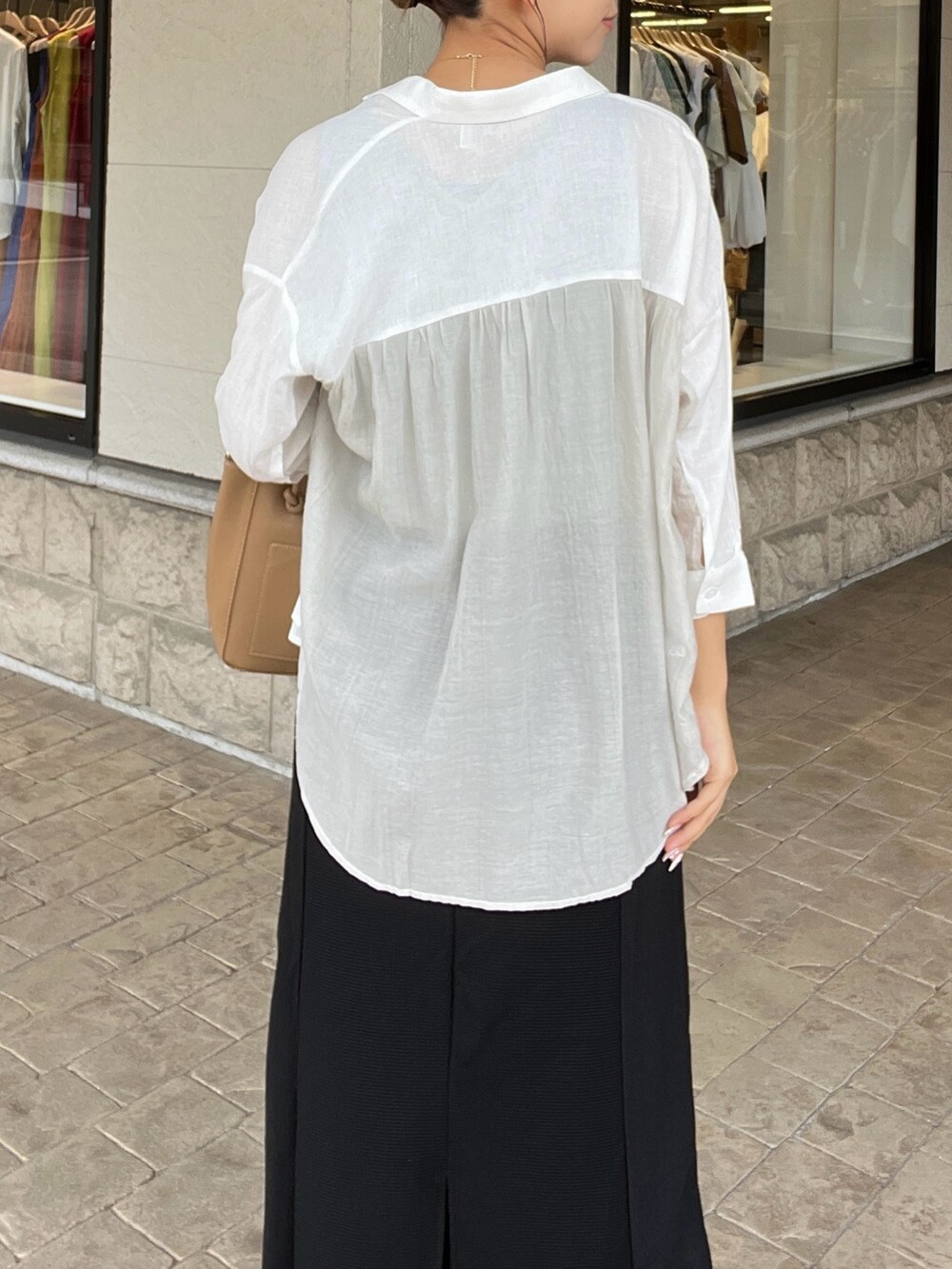 ホワイト系のシャツ/ブラウス、グレー系のタンクトップ、ブラック系のスカートを着用したレディースの夏コーディネートの3枚目の写真