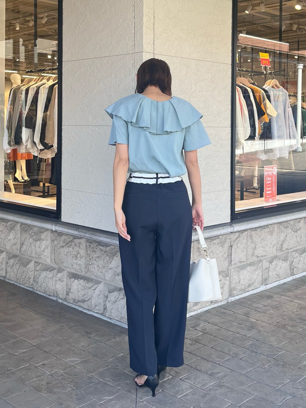 ブルー系のシャツ/ブラウス、その他のスラックス、ブラック系のサンダルを着用したレディースの春コーディネートの3枚目の写真