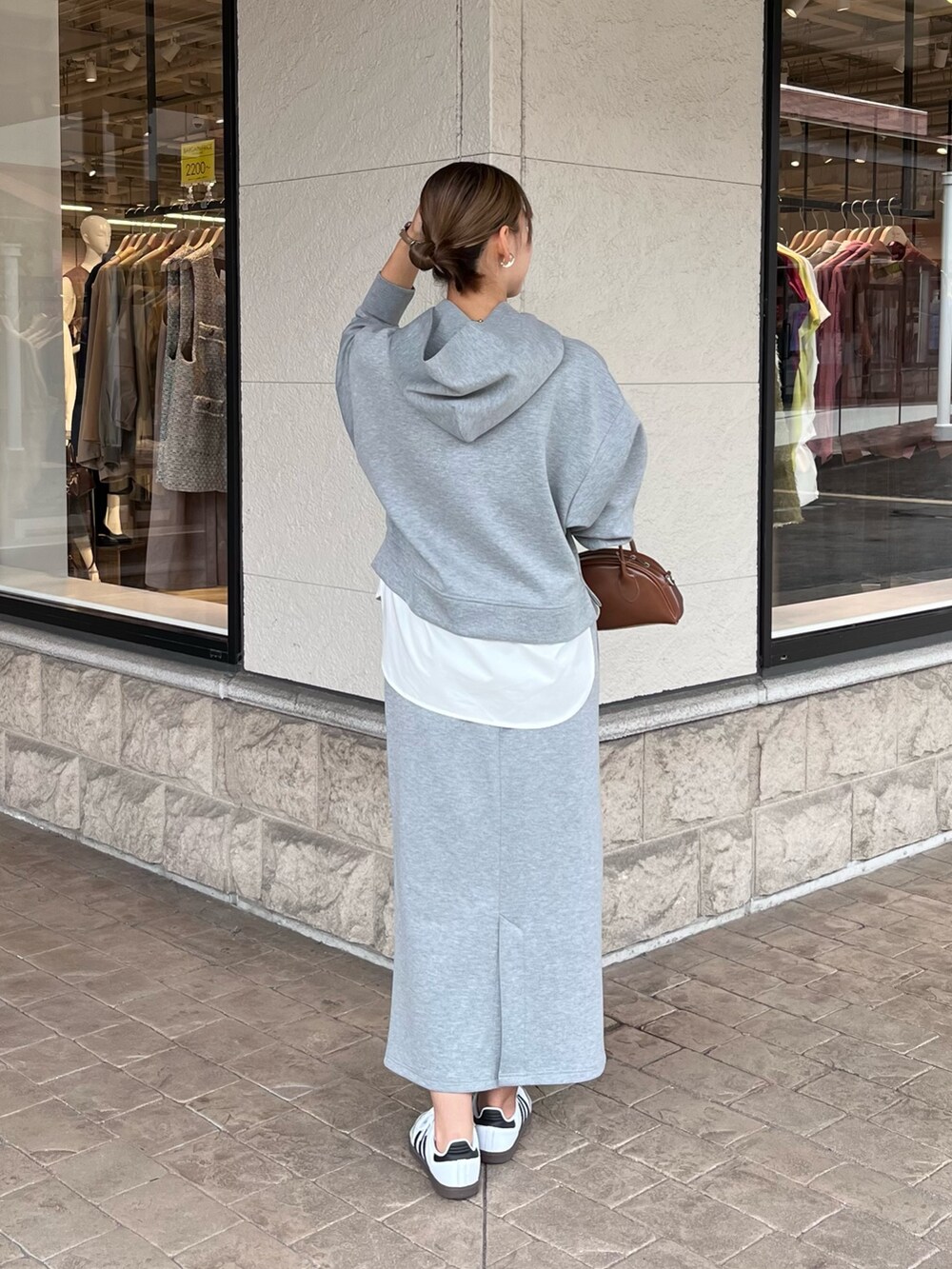 グレー系のつなぎ/オールインワン、イエロー系のトートバッグを着用したレディースの秋コーディネートの2枚目の写真