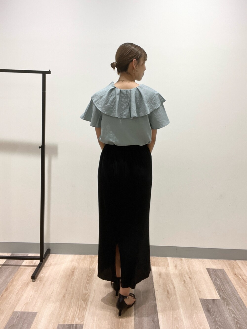 ブルー系のシャツ/ブラウス、ブラック系のショルダーバッグ、ブラック系のスカートを着用したレディースの夏コーディネートの2枚目の写真