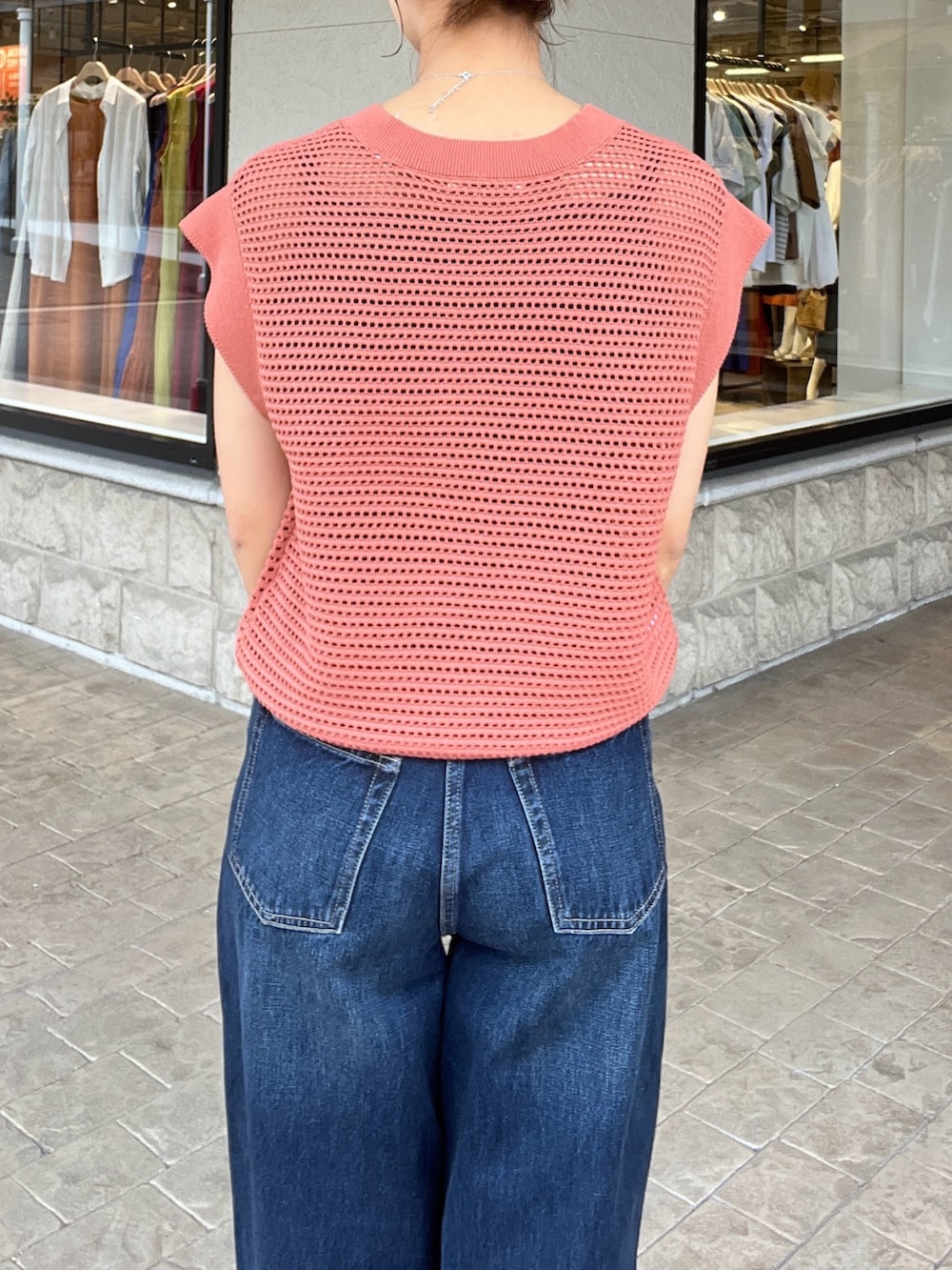 「cheztoi、シェトワ(Chez toi)、コットンニット、メッシュニット、ピンク、サマーニット、デニム、デニムパンツ、お出かけコーデ、骨格ナチュラル、イエベ秋、高身長女子、高身長コーデ」｜「Chez toiのコットンメッシュニットフレンチスリーブプルオーバー（ニット/セーター、ピンク系）」を使った、いつきさん（レディース・164cm）の夏コーディネートの4枚目の写真