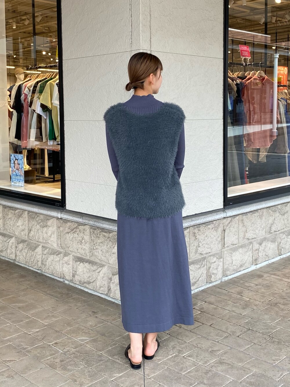 「cheztoi、シェトワ(Chez toi)、ワンピース、シャギー、ベスト、ニットワンピース、秋冬コーデ、プチプラ、プチプラコーデ、お出かけコーデ、高身長女子、骨格ナチュラル、イエベ秋」｜「Chez toiのシャギーベスト×ニットワンピース（つなぎ/オールインワン、グレー系）」を使った、いつきさん（レディース・164cm）の夏コーディネートの2枚目の写真