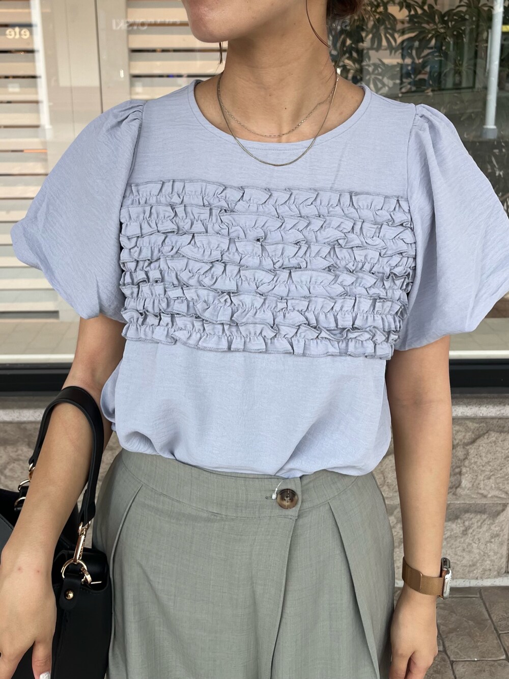 ブルー系のシャツ/ブラウス、グリーン系のその他パンツ、ブラック系のショルダーバッグを着用したレディースの夏コーディネートの3枚目の写真