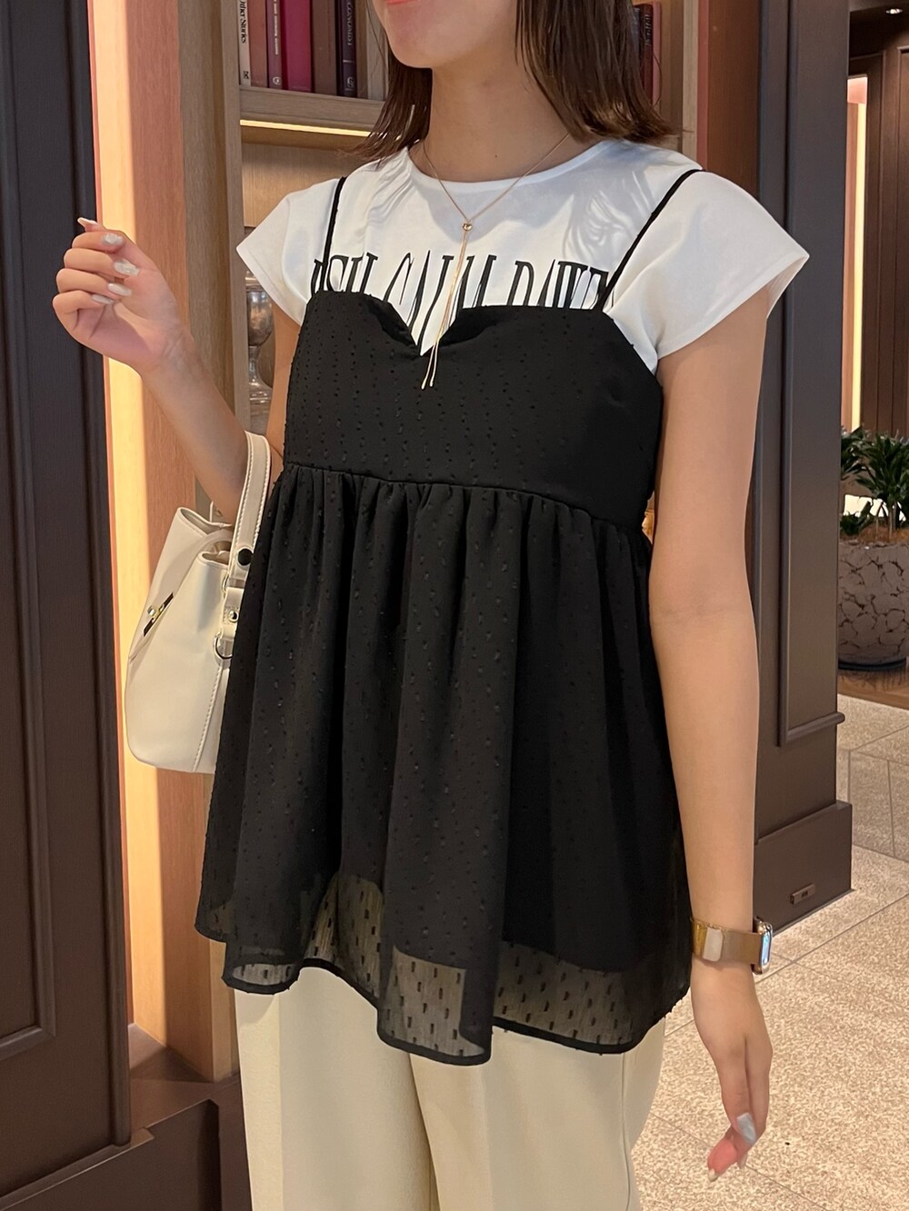 ホワイト系のTシャツ/カットソー、ブラック系のシャツ/ブラウス、ベージュ系のその他パンツを着用したレディースの夏コーディネートの3枚目の写真