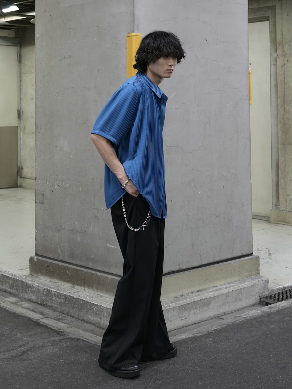 ブルー系のシャツ/ブラウス、グレー系のタンクトップ、ブラック系のスラックスを着用したメンズの夏コーディネートの2枚目の写真