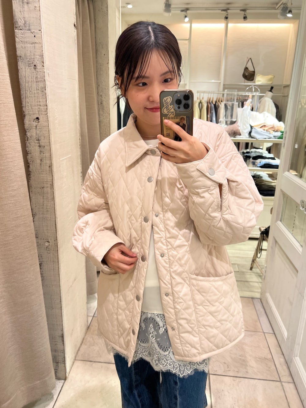 ホワイト系のその他アウター、ホワイト系のシャツ/ブラウス、ブルー系のデニムパンツを着用したレディースの秋コーディネートの2枚目の写真