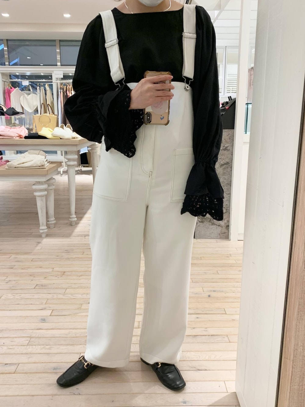 「春、オトナ女子、サロペット、サロペットコーデ、白サロペット、ブラウス、ブラウスコーデ、レースブラウス、春コーデ、mystic、mysticstaff、ミスティック(mystic)、モノトーン、モノトーンコーデ、かごバッグ」｜「mysticの袖口レースフリルブラウス（シャツ/ブラウス、ブラック系）」を使った、norikoさん（レディース・161cm）の冬コーディネートの2枚目の写真
