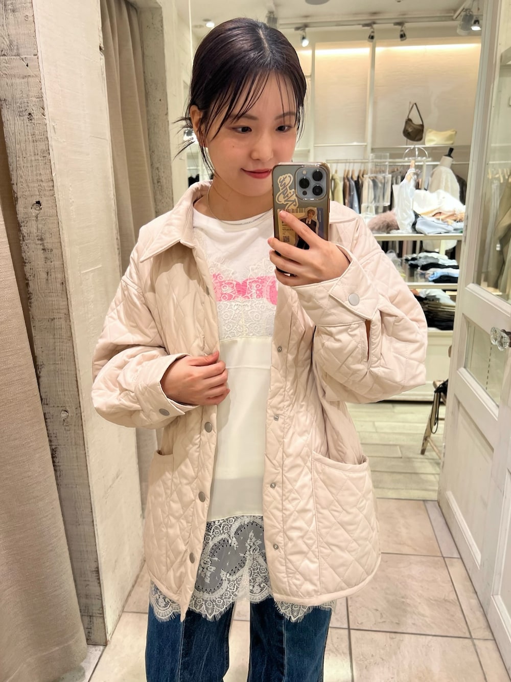 ホワイト系のその他アウター、ホワイト系のシャツ/ブラウス、ブルー系のデニムパンツを着用したレディースの秋コーディネートの3枚目の写真