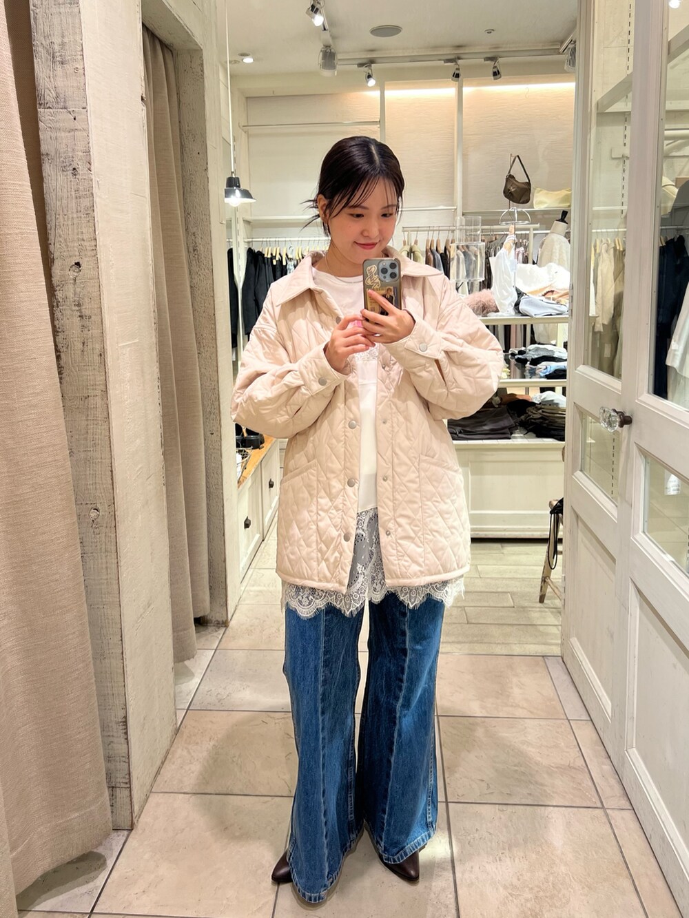 ホワイト系のその他アウター、ホワイト系のシャツ/ブラウス、ブルー系のデニムパンツを着用したレディースの秋コーディネートの4枚目の写真