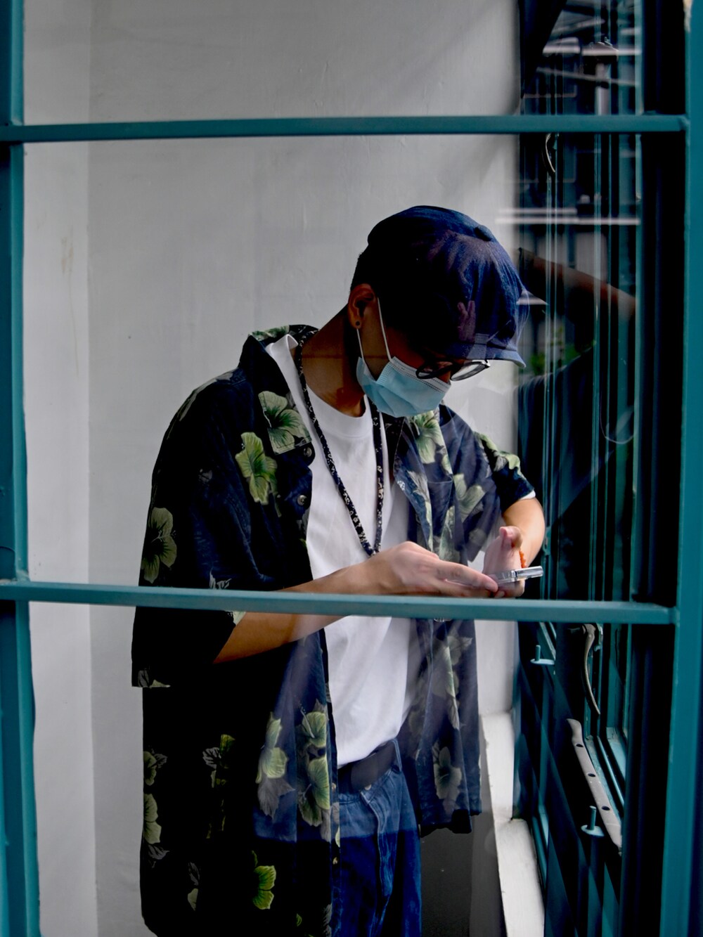 ブルー系のジャケット/アウターを着用したメンズの秋コーディネートの3枚目の写真