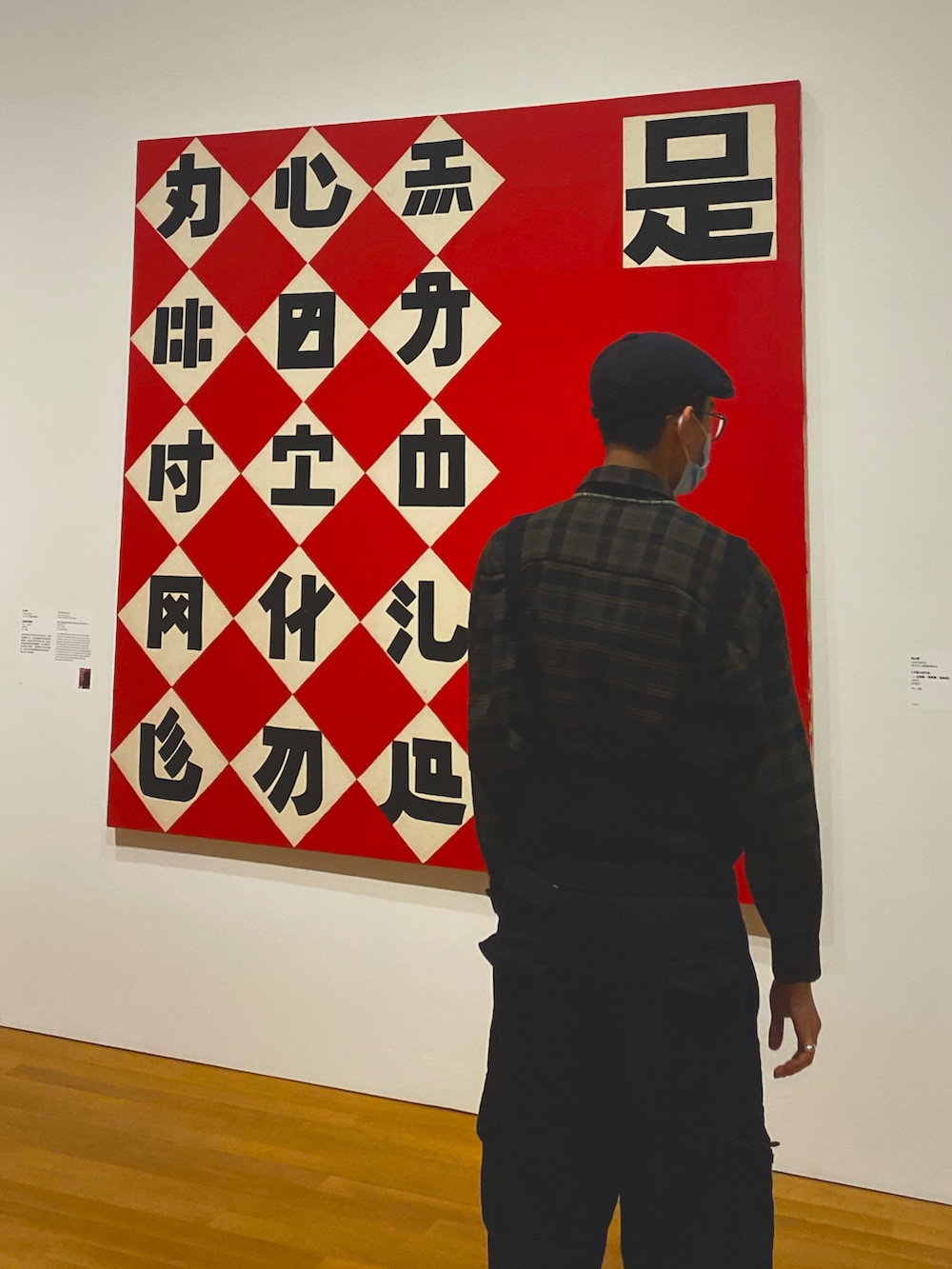 ブラウン系のジャケット/アウターを着用したメンズの秋コーディネートの2枚目の写真