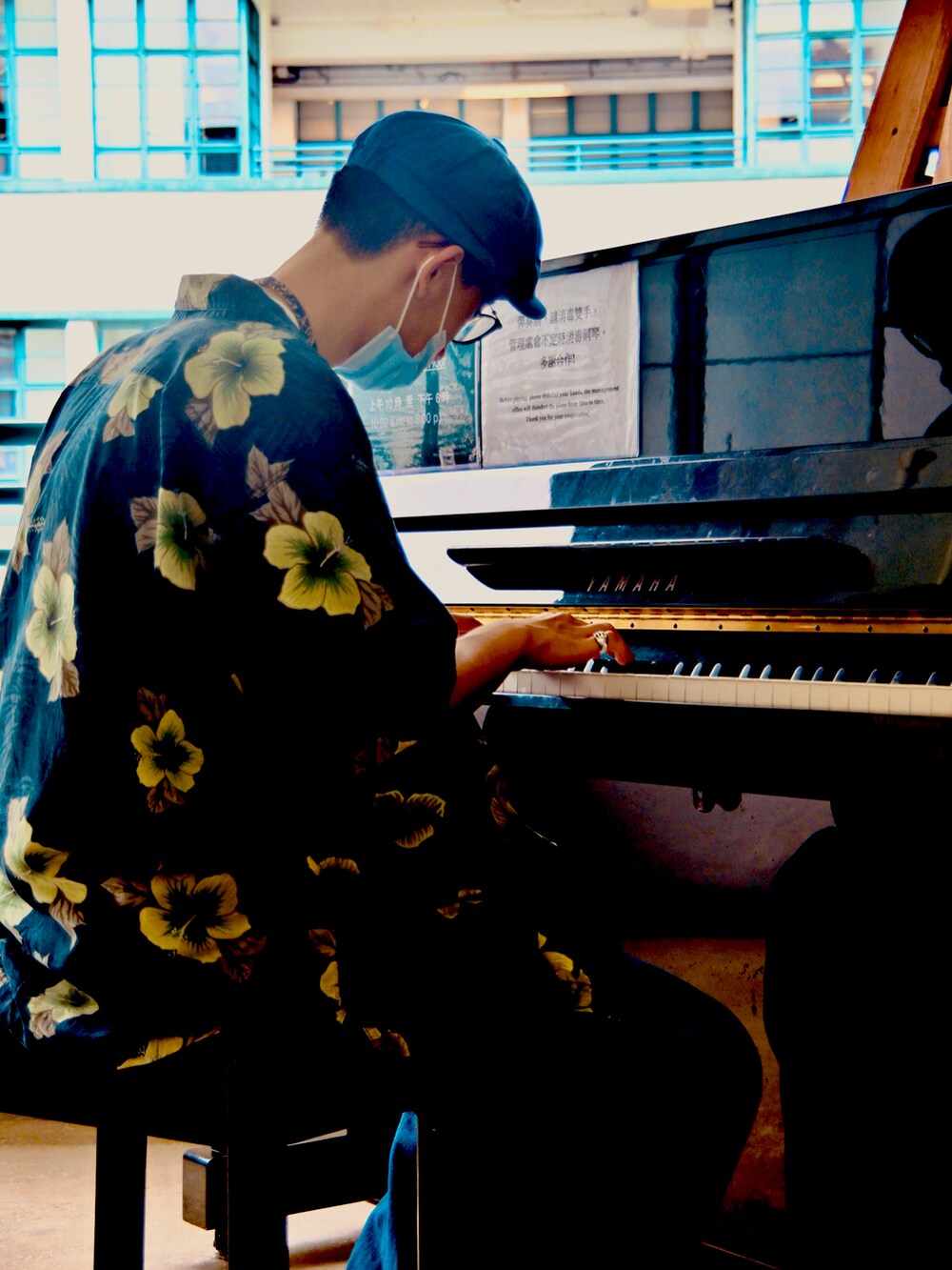 ブルー系のジャケット/アウターを着用したメンズの秋コーディネートの2枚目の写真