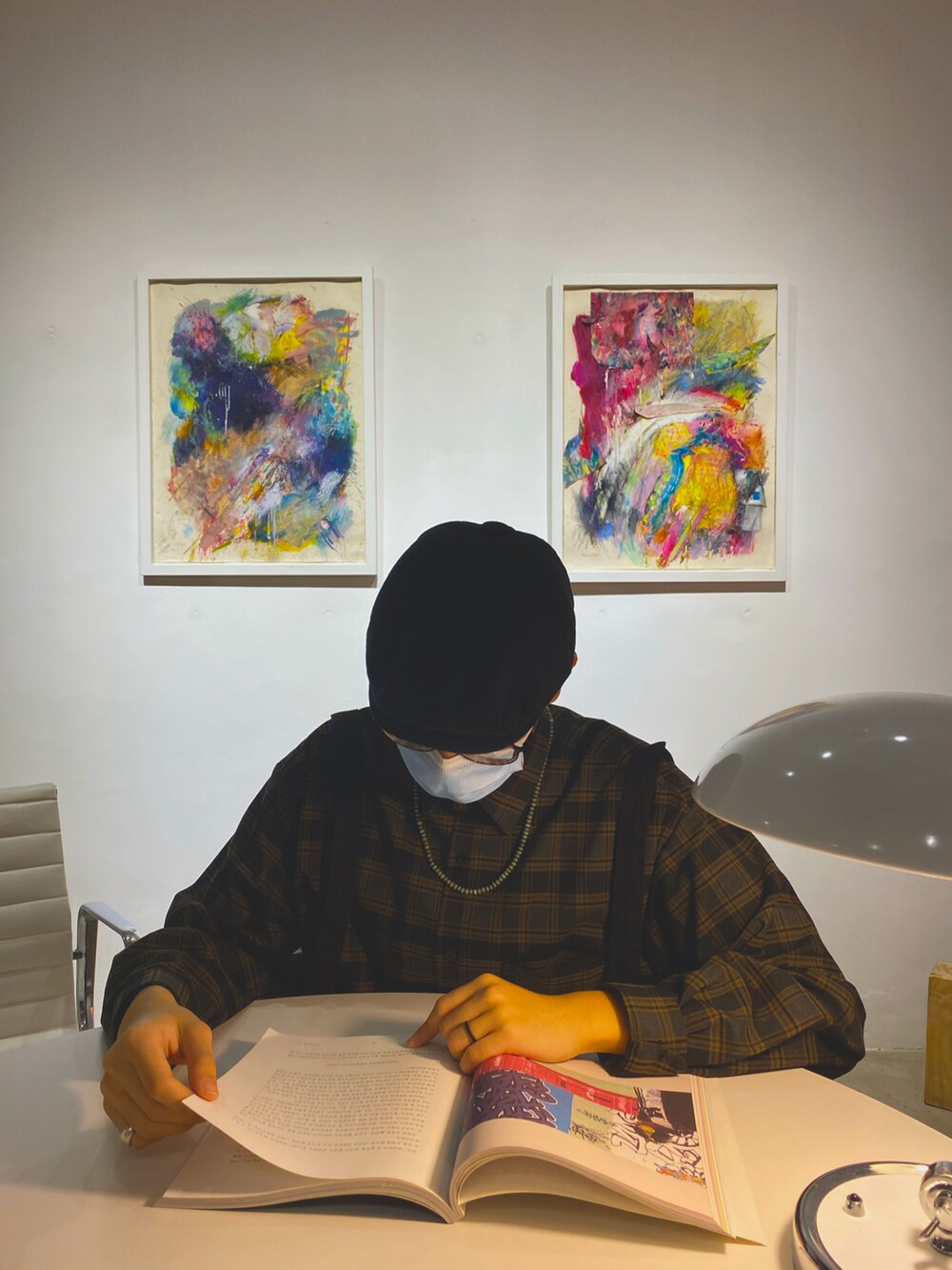 ブラウン系のジャケット/アウターを着用したメンズの秋コーディネートの3枚目の写真