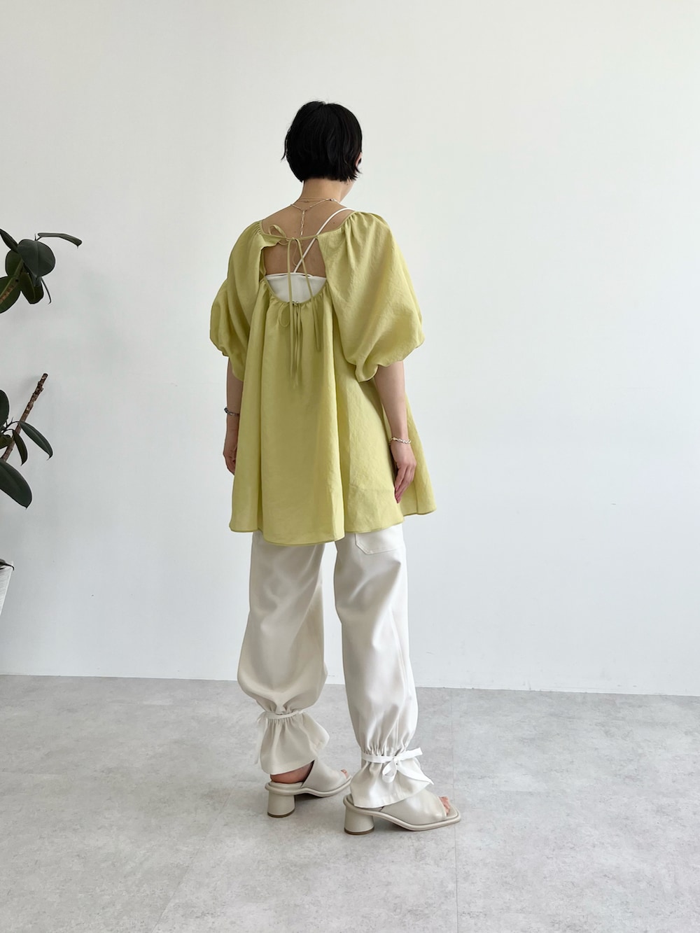 「カジュアル、夏、休日コーデ、リラックススタイル」｜「CITENの＜CITEN（シテン）＞バックオープン ボリュームソデ ブラウス（シャツ/ブラウス、グリーン系）」を使った、otsuka_rさん（レディース・155cm）の春コーディネートの2枚目の写真