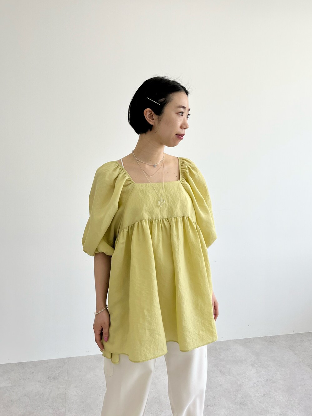 「カジュアル、夏、休日コーデ、リラックススタイル」｜「CITENの＜CITEN（シテン）＞バックオープン ボリュームソデ ブラウス（シャツ/ブラウス、グリーン系）」を使った、otsuka_rさん（レディース・155cm）の春コーディネートの3枚目の写真