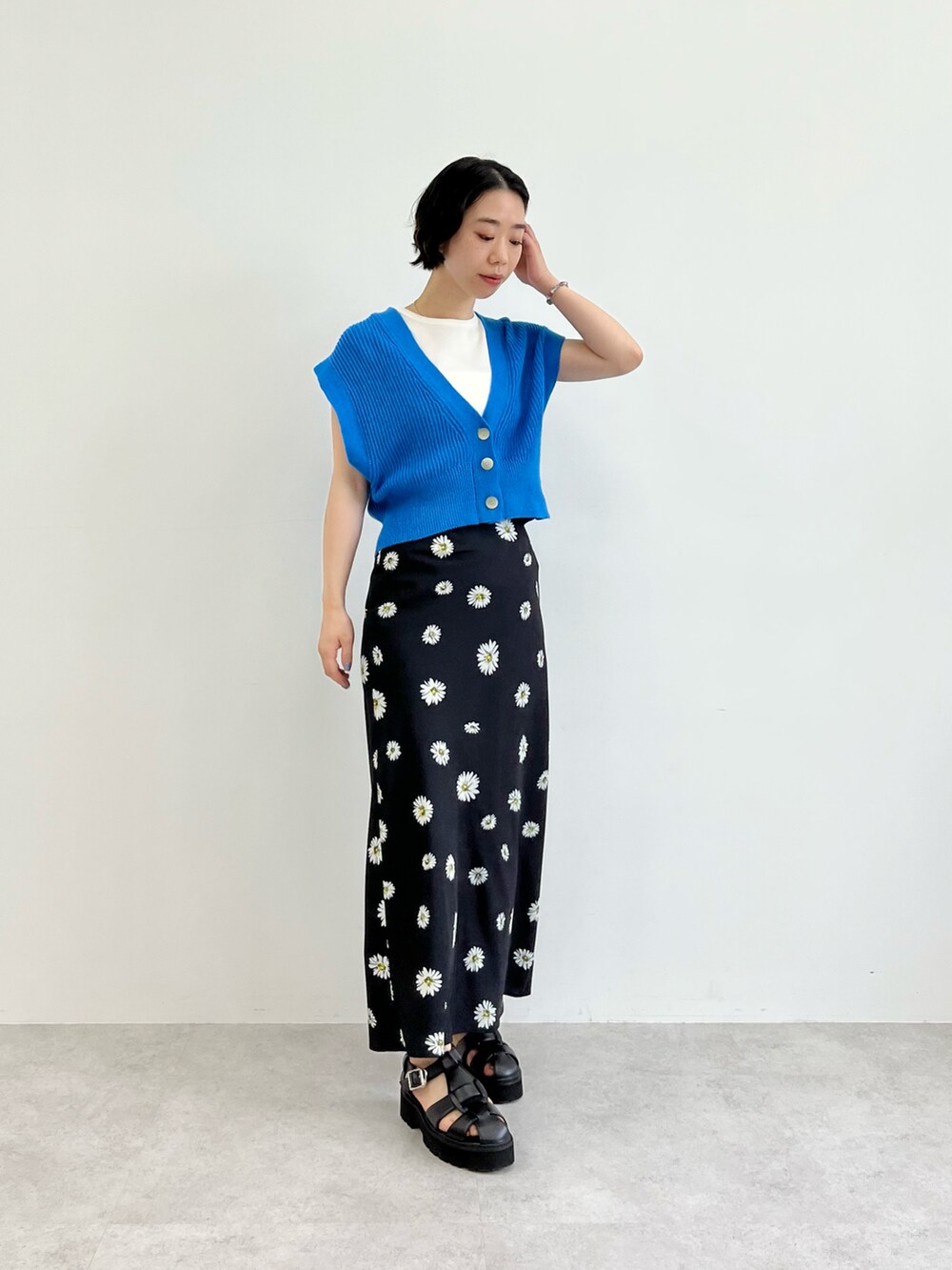 「カジュアル、夏、花柄、サンダル、厚底サンダル」｜「CITENの＜CITEN（シテン）＞フロントオープンショートニットベスト（ニット/セーター、ブルー系）」を使った、otsuka_rさん（レディース・155cm）の春コーディネートの2枚目の写真
