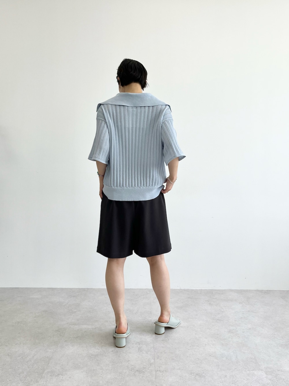 「カジュアル、ブラック、夏、休日コーデ、リラックススタイル、ビッグカラー」｜「CITENの＜CITEN（シテン）＞シア―クロシェビッグカラーポロニット（ニット/セーター、ブルー系）」を使った、otsuka_rさん（レディース・155cm）の春コーディネートの3枚目の写真
