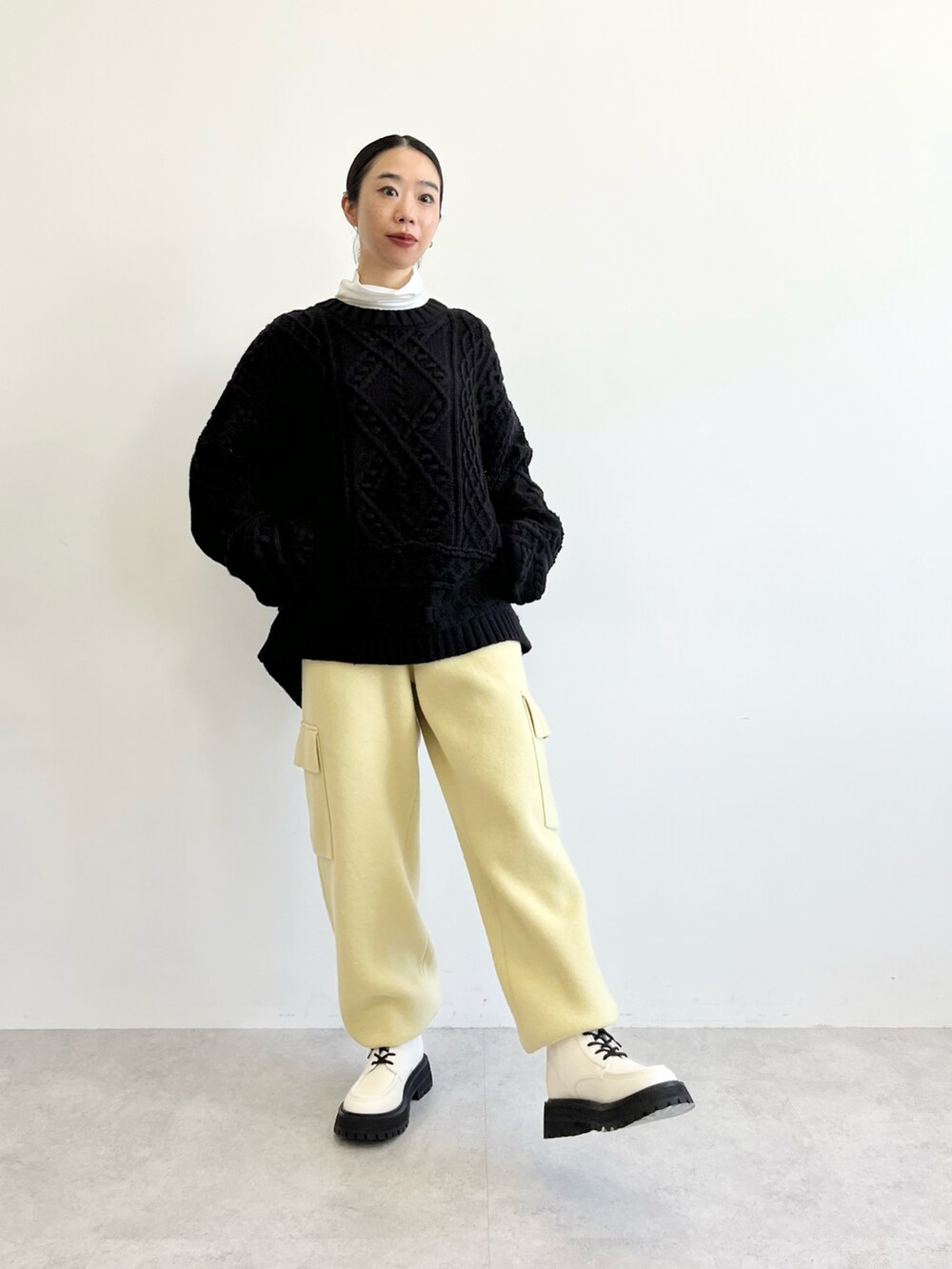 「秋服コーデ、休日スタイル、ラクチンコーデ、パデッドベスト、ベスト、ケーブルニット、ビックシルエット、カーゴパンツ、ニットパンツ、レースアップブーツ」｜「CITENの＜CITEN＞パッチワークケーブル ビッグニット（ニット/セーター、ブラック系）」を使った、otsuka_rさん（レディース・155cm）の秋コーディネートの3枚目の写真