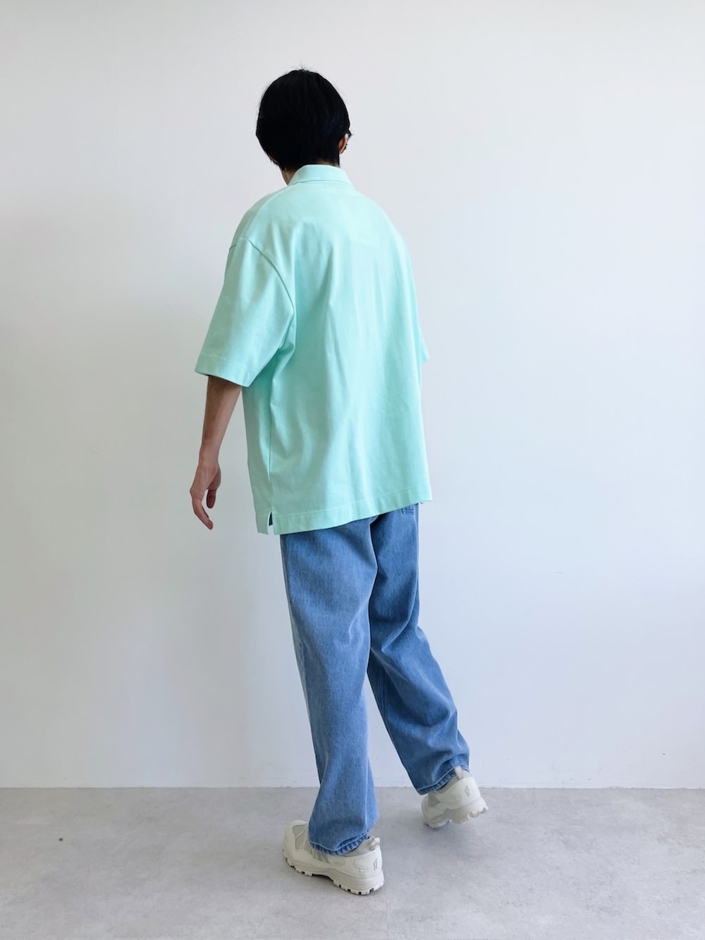 ブルー系のポロシャツ、ブルー系のデニムパンツを着用したメンズの夏コーディネートの3枚目の写真