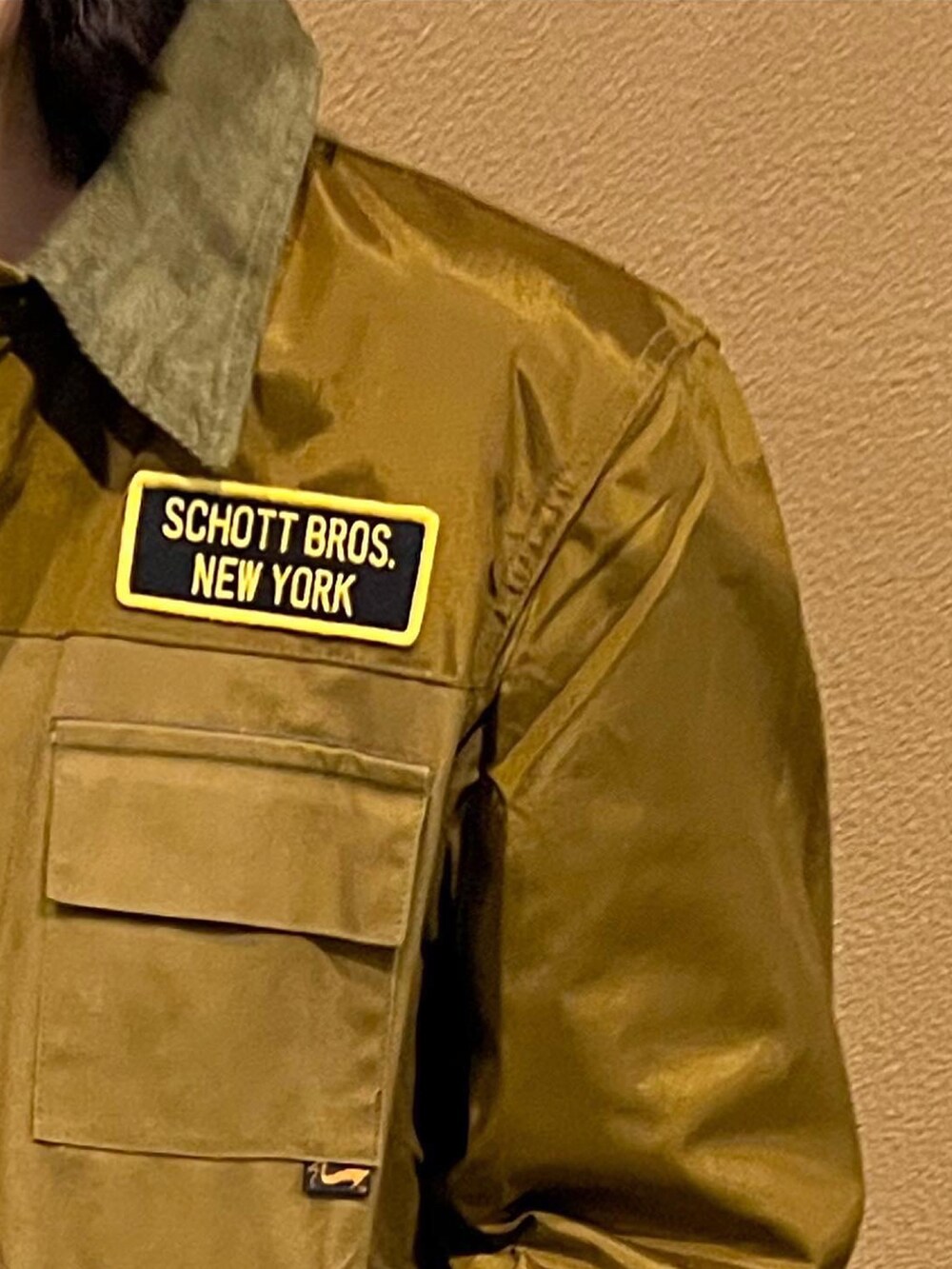 その他のスリッポン、ブラック系のボディバッグ/ウエストポーチを着用したレディースの春コーディネートの2枚目の写真